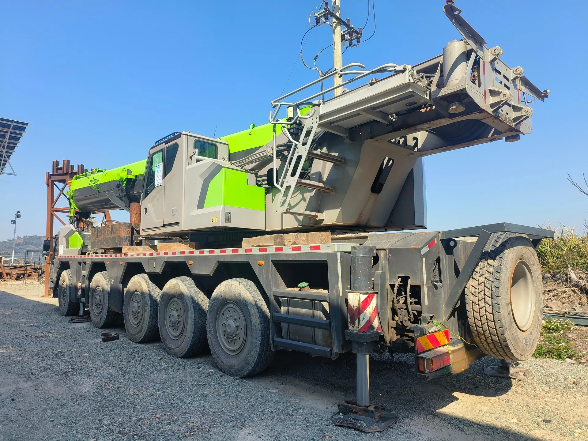 جميع التضاريس 130 طن رافعة ZTC1300H8 المستخدمة شاحنة متنقلة أجزاء الشاحنة الخرسانية