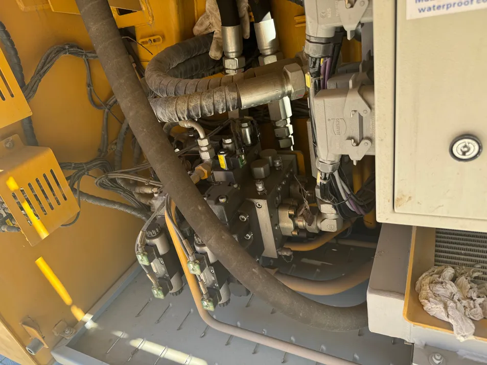 حالة ممتازة 80 طن XC MG Truck Crane 2021 نموذج